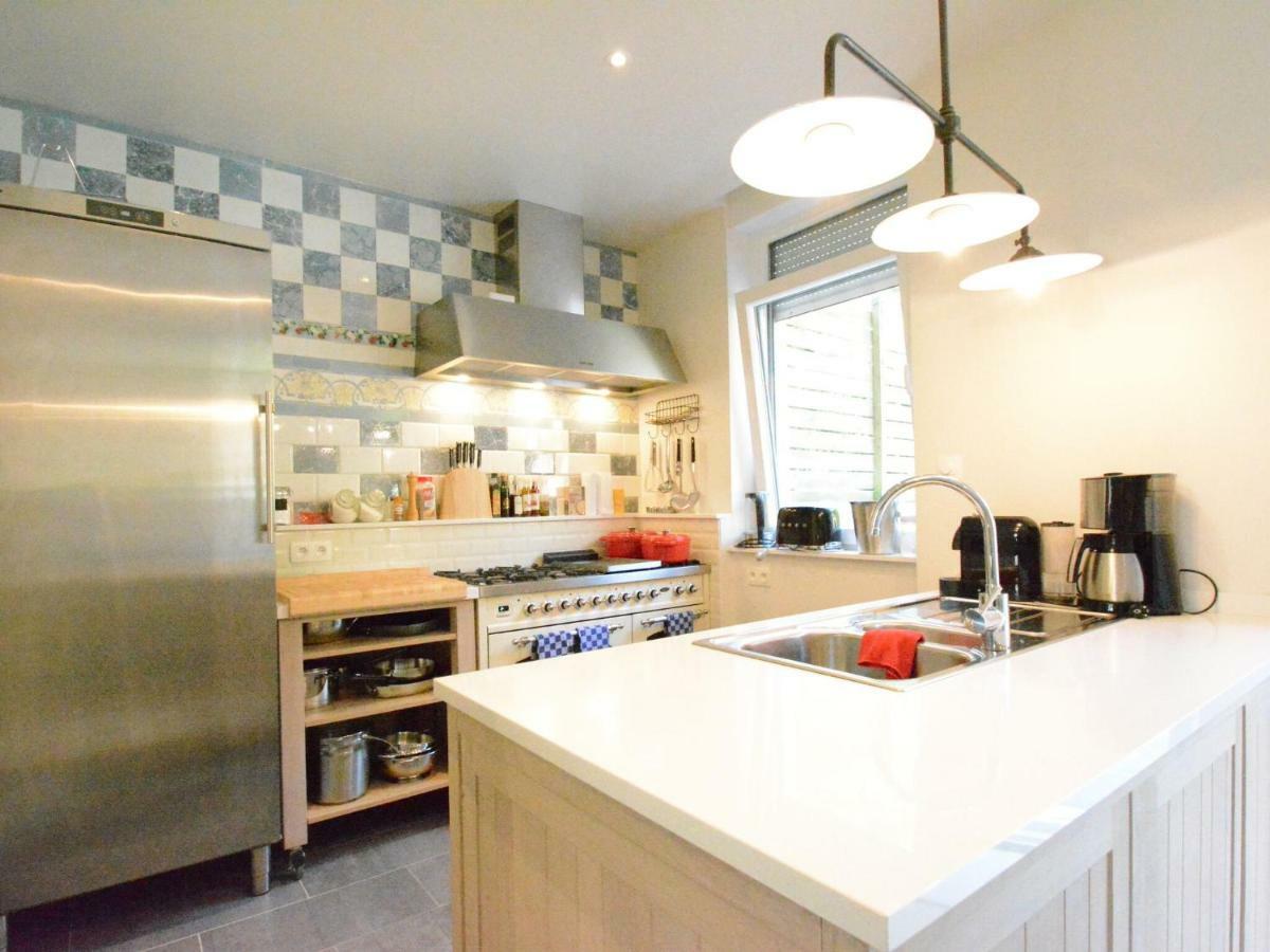 Vila Large Townhouse With Pool Table Bouillon Exteriér fotografie