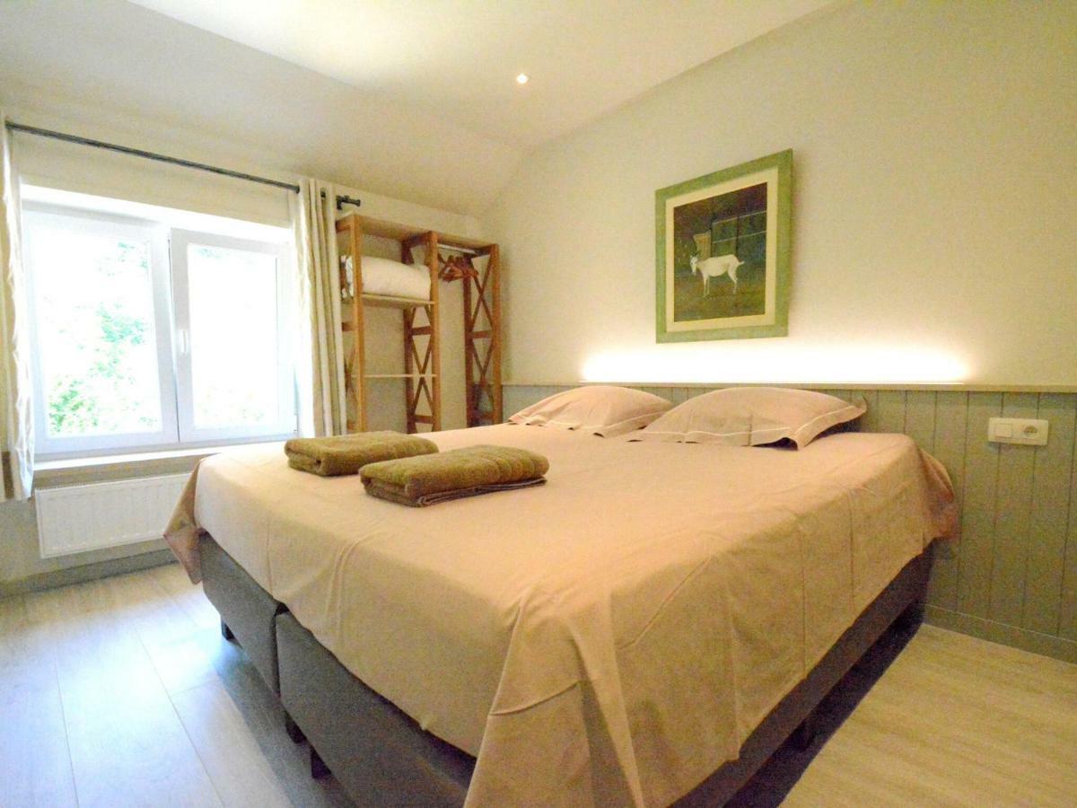 Vila Large Townhouse With Pool Table Bouillon Exteriér fotografie
