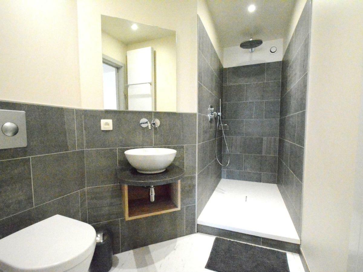 Vila Large Townhouse With Pool Table Bouillon Exteriér fotografie
