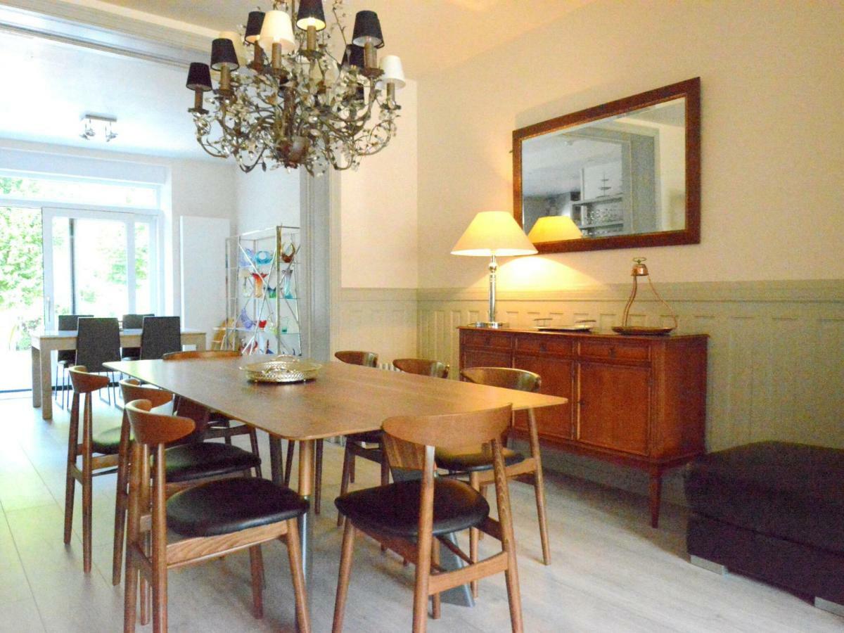 Vila Large Townhouse With Pool Table Bouillon Exteriér fotografie